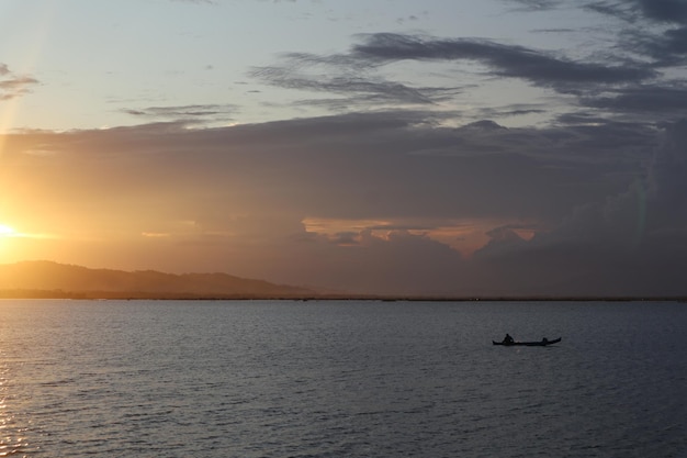 Fischer auf seinem Boot bei Sonnenuntergang. Fischerboot bei Sonnenuntergang