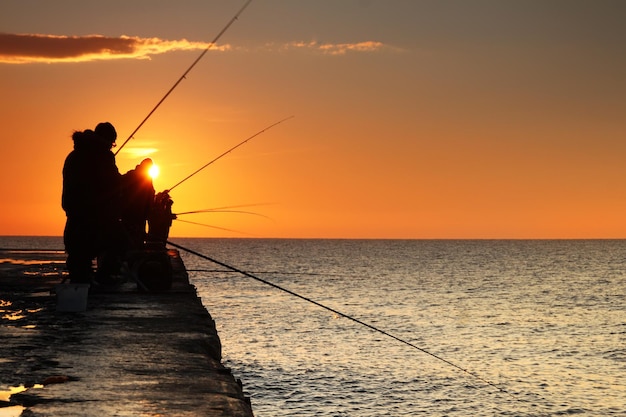 Fischer bei Sonnenaufgang auf dem Meer