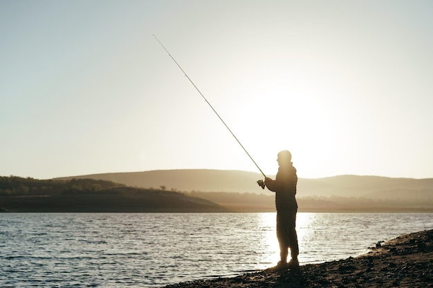 Fischer beim Rutenfischen am See