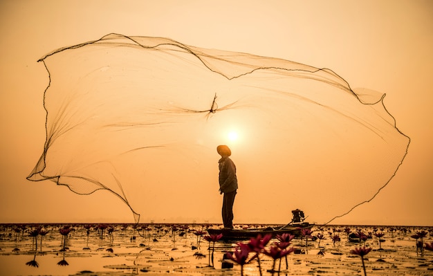 Fischer des Sees in Aktion beim Fischen, Thailand