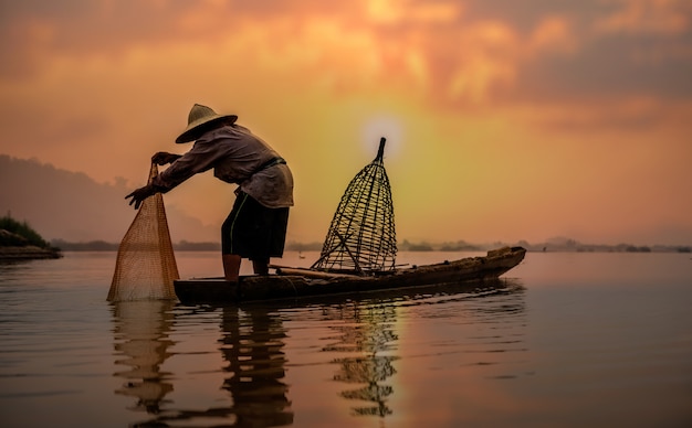 Fischer des Sees in Aktion beim Fischen, Thailand
