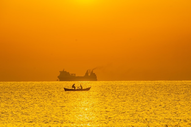 Fischer im kleinen Boot bei Sonnenuntergang in Tunesien