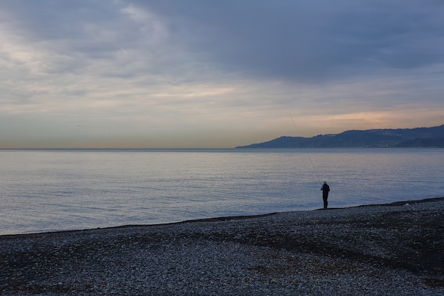 Fischer im Morgengrauen am Meer