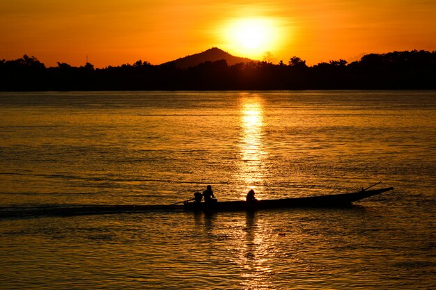 Fischer mit Sonnenuntergang