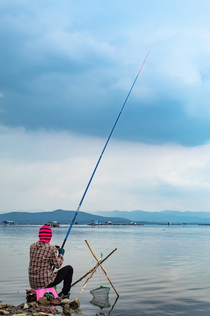 Fischer sitzen im Wasser fischen.