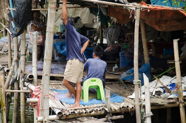 Fischer Thailänder bereiten am 10. August 2016 in Rayong Thailand Werkzeuge zum Fischen in der Nacht im Fischerdorf im Holzhaus in der Stadt Pak Nam Prasae vor