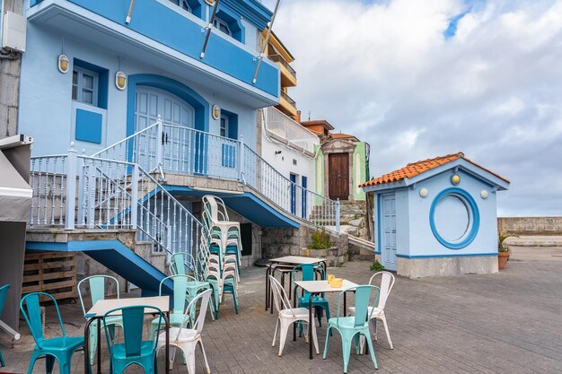 Fischerbars am Meer im nordspanischen Ferienort Luanco Asturias