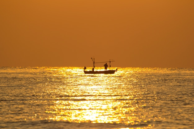 Fischerboot am Morgen mit Sonnenlicht