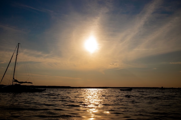 Fischerboot am See bei Sonnenuntergang.