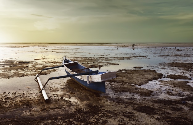 Fischerboot am Strand von Walakiri