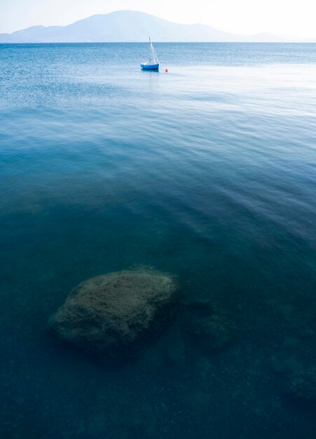 Fischerboot an einem sonnigen Nachmittag am ruhigen Ägäischen Meer auf der Insel Euböa Griechenland