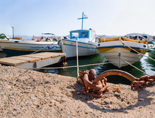 Fischerboot an einem sonnigen Nachmittag am ruhigen Ägäischen Meer auf der Insel Euböa Griechenland