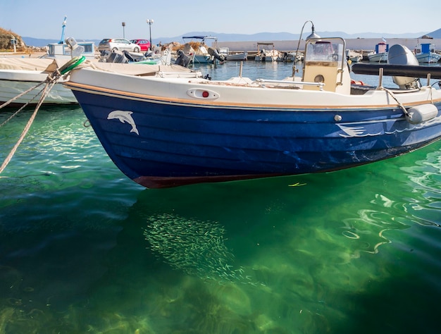 Fischerboot an einem sonnigen Nachmittag am ruhigen Ägäischen Meer auf der Insel Euböa Griechenland