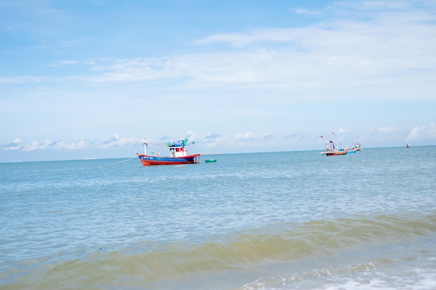 Fischerboot auf dem Meer mit blauem Himmelshintergrund