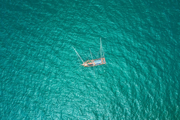 Fischerboot auf der Draufsicht der grünen Meeresantenne