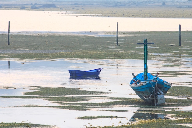 Fischerboot auf Sand.