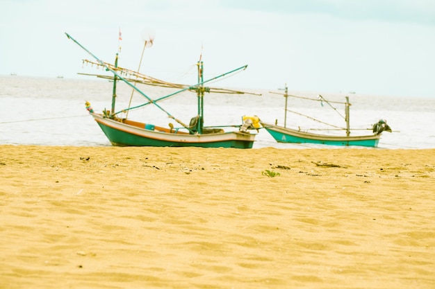 Fischerboot auf schöner Strandküstenlandschaft Thailand. Konzeptidee für den Sommerurlaub.