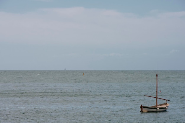 Fischerboot aus Holz, das am Hafen festmacht