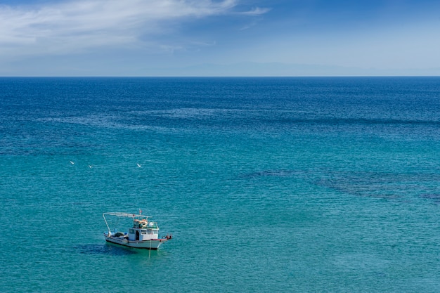 Fischerboot, das auf dem Meer schwimmt. Ägäis - Türkei