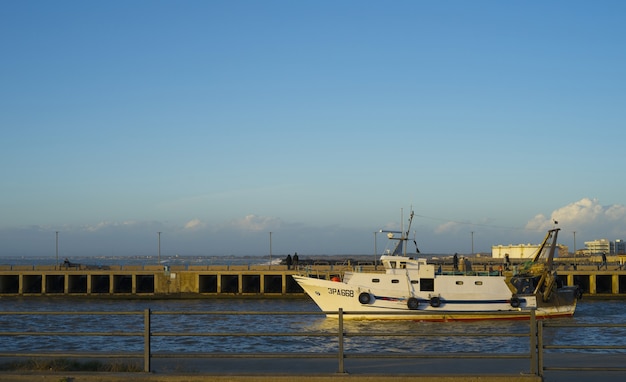 Fischerboot, das einen europäischen Hafen verlässt