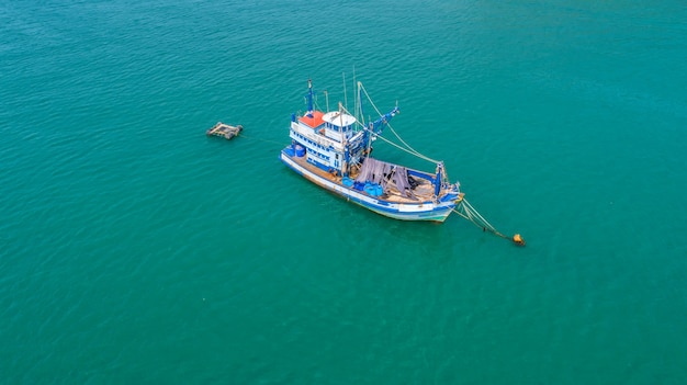 Fischerboot, das in das Meer schwimmt.