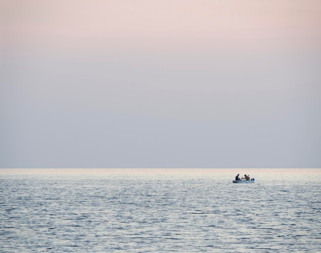 Fischerboot im Meer von Loutra Edipsou auf der Insel Euböa Euböa Griechenland bei Sonnenuntergang in der Ägäis