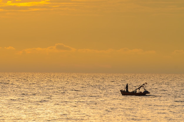 Foto fischerboot im sonnenuntergang.