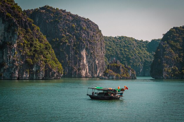 Fischerboot in der Bucht von Ha Long in Vietnam