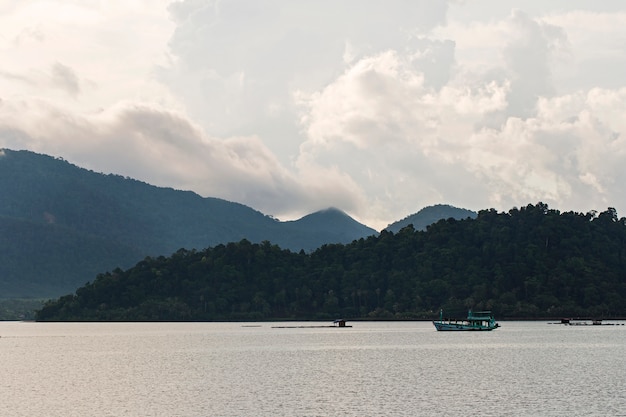 Fischerboot mit Blick auf Berge und Wolken