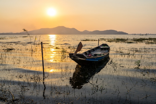 Foto fischerboot mit sonnenuntergang am bang phra reservoir