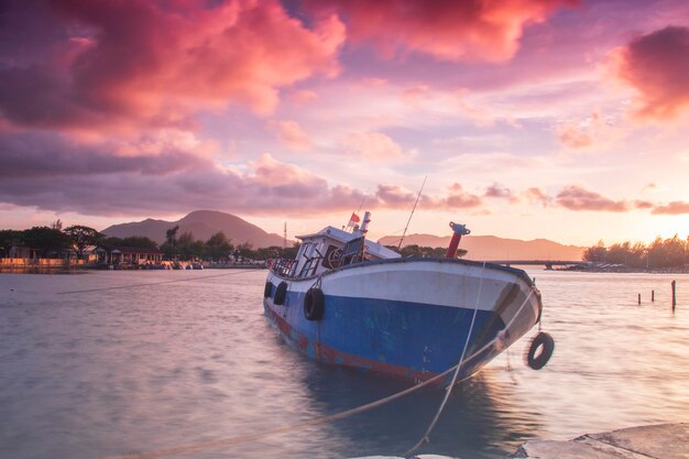 Fischerboot mit Sonnenunterganghintergrund