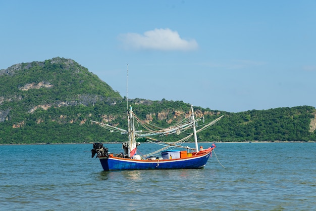 Fischerboot schwimmen