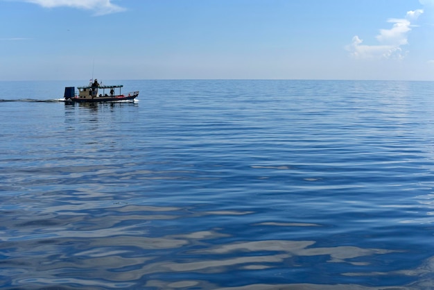 Fischerboot segelt im tiefblauen Meer