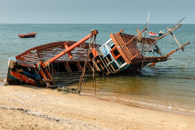 Fischerboot stürzte auf seiner Seite