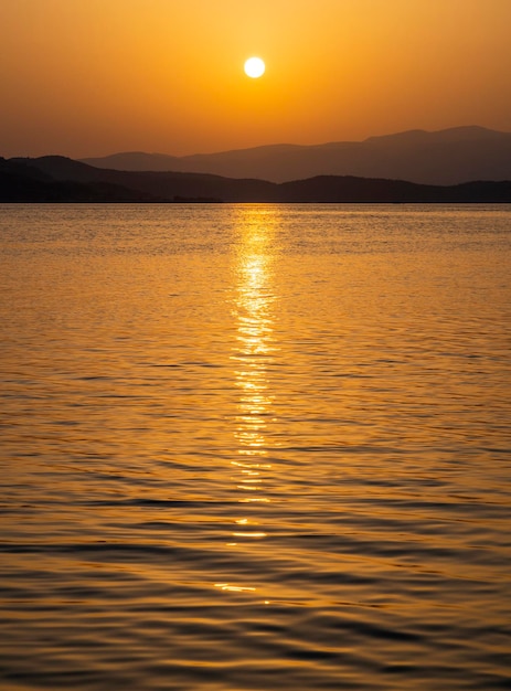 Fischerboot und Angeln bei Sonnenuntergang in der Ägäis in der Nähe der Insel Euböa in Griechenland