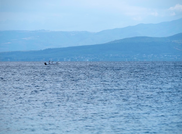 Fischerboot und Angeln bei Sonnenuntergang in der Ägäis in der Nähe der Insel Euböa in Griechenland