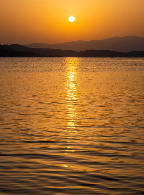 Fischerboot und Angeln bei Sonnenuntergang in der Ägäis in der Nähe der Insel Euböa in Griechenland