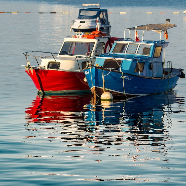 Fischerboote am Meer bei Sonnenaufgang