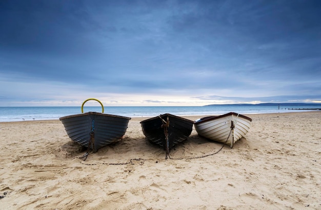 Fischerboote am Strand von Bournemouth