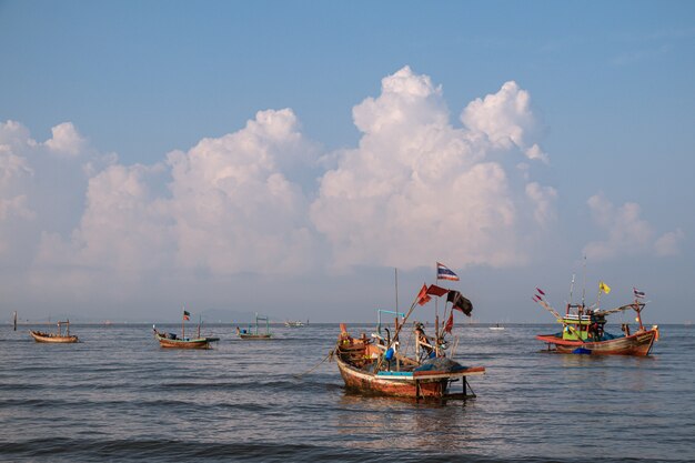 Fischerboote auf dem Meer mit blauem Himmel