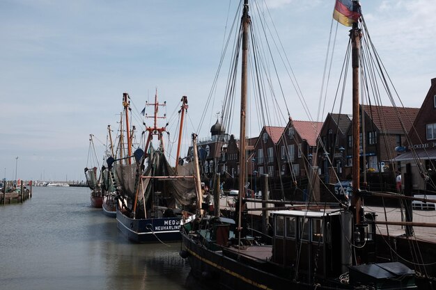 Fischerboote, die am Hafen vor dem Himmel verankert sind