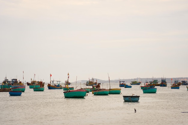 Foto fischerboote im hafen von vietnam