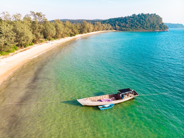 Fischerboote segeln im Meer, um Fische zu fangen. Das Fischerboot ist ein Boot aus Holz und einem kleinen Fischerboot. Es gibt ein Hintergrundbild der Insel und des blauen Meeres