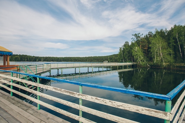 Fischerbrücke am Fluss. Bootslandung auf dem See. Wasser und Transport