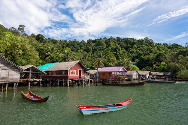 Fischerdorf auf einer Insel in Thailand