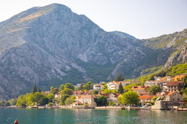 Fischerdorf auf Gebirgshintergrund in montenegro