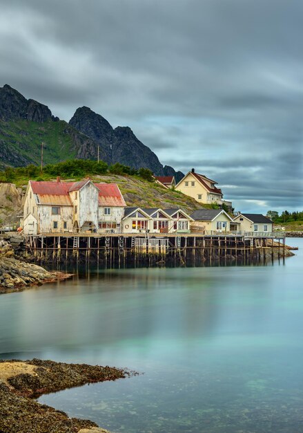 Foto fischerdorf henningsvær im lofoten-archipel norwegen