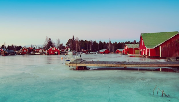 Fischerdorf in Schweden im Winter nach Sonnenuntergang winterlicher skandinavischer Hintergrund