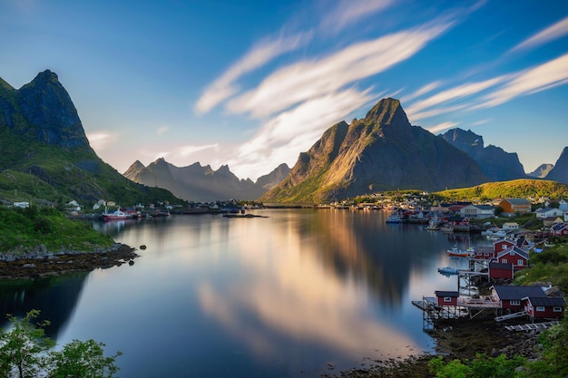 Fischerdorf Mount Olstind und Reine auf den Lofoten bei Sonnenuntergang