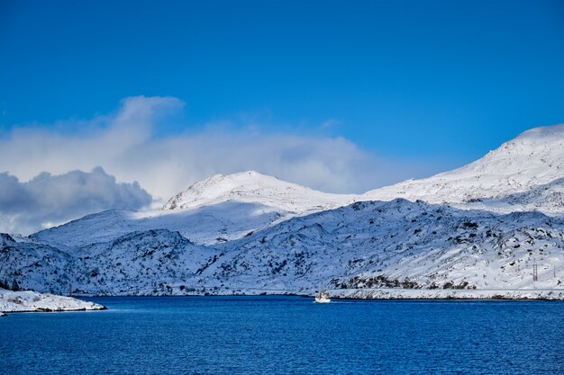 Fischereifahrzeug im Fjord in Norwegen